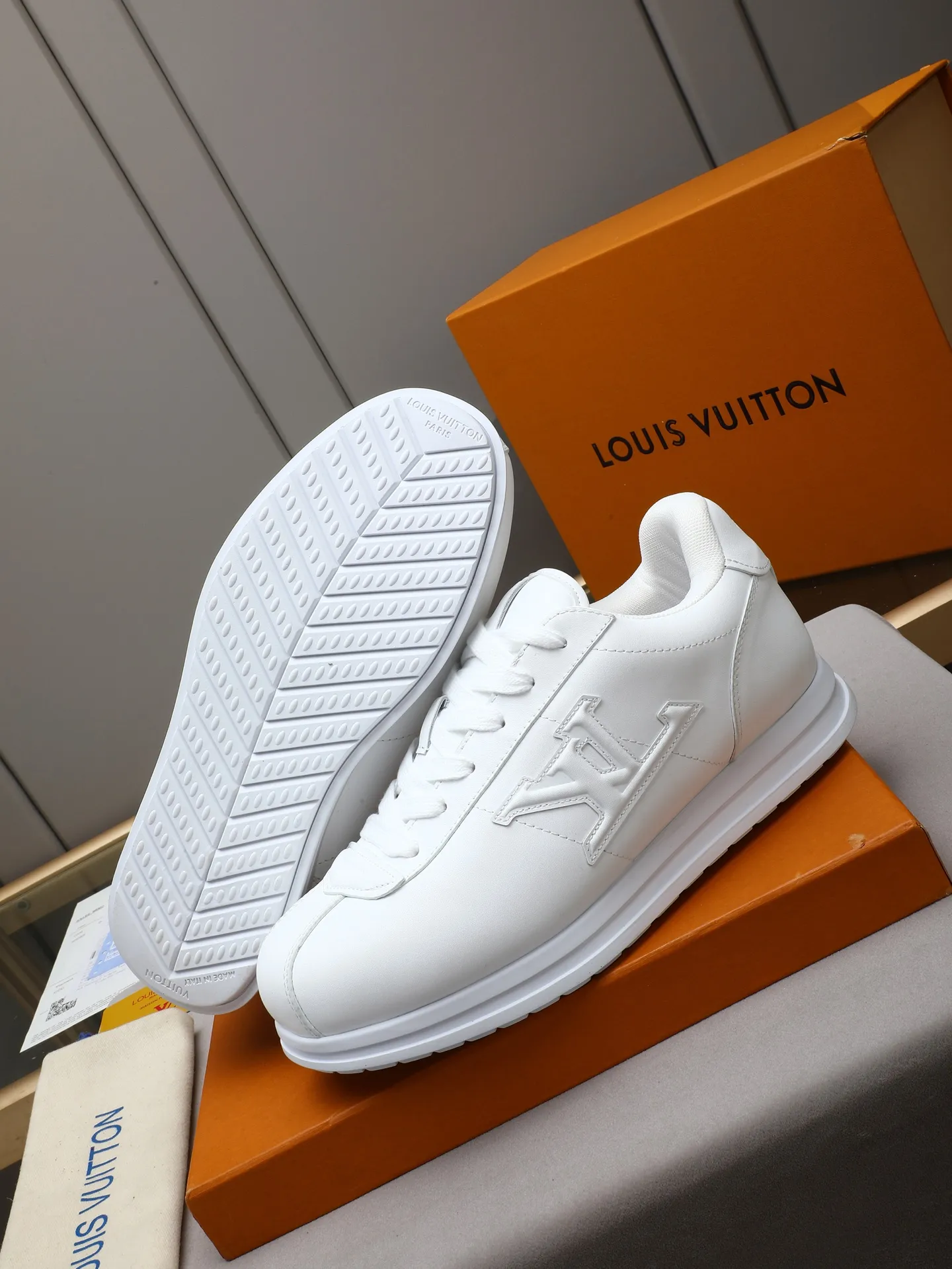 PP560 LV Louis Vuitton L Jialu Brand Runner Tatic Series Thick-soled Casual Sports Shoes Running Shoes Original purchase, development and production This LV Runner Tatic sports shoe combines technical materials such as mesh fabric and ribbons to interpret the inspiration of traditional mountaineering shoes. LV letters are written on one side, the lariat buckle of the quick lacing system is embellished with Monogram flowers and Louis Vuitton logos, and the light and wear-resistant rubber outsole completes the whole. ▪️Fabric: Original imported cowhide + mesh ▪️Inner lining: Original customized breathable mesh ▪️Sole: Original open-molded anti-slip rubber combination material ▪️Size: Men's 38-44 (customized for 45 and 46)
